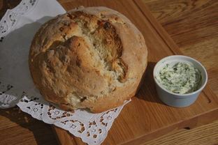 Домашний хлеб с курагой, орехами и зеленым маслом