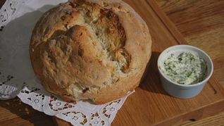 Домашний хлеб с курагой, орехами и зеленым маслом