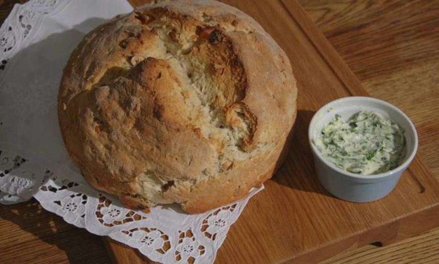 Рецепт домашнего хлеба с курагой, орехами и зеленым маслом