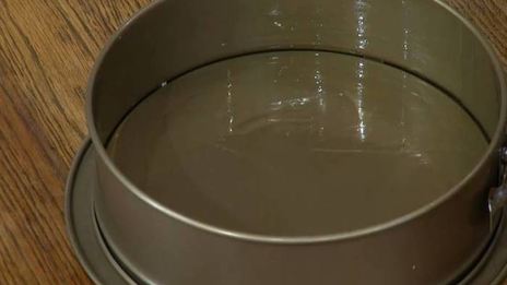 домашний хлеб с курагой, орехами и зеленым маслом