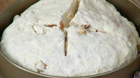 домашний хлеб с курагой, орехами и зеленым маслом