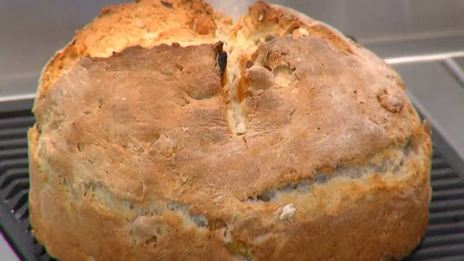 домашний хлеб с курагой, орехами и зеленым маслом