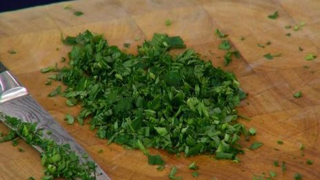 домашний хлеб с курагой, орехами и зеленым маслом