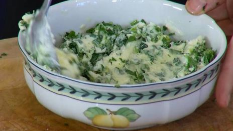 домашний хлеб с курагой, орехами и зеленым маслом