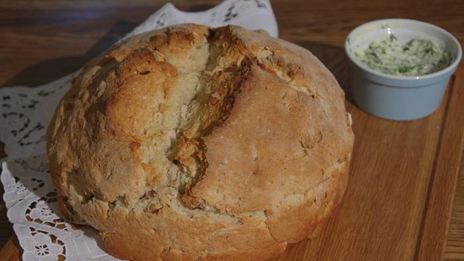 домашний хлеб с курагой, орехами и зеленым маслом