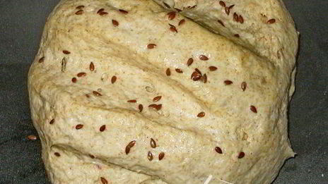 горчичный хлеб из цельнозерновой муки с семенами льна