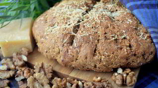 Ирландский содовый хлеб с пармезаном и грецкими орехами