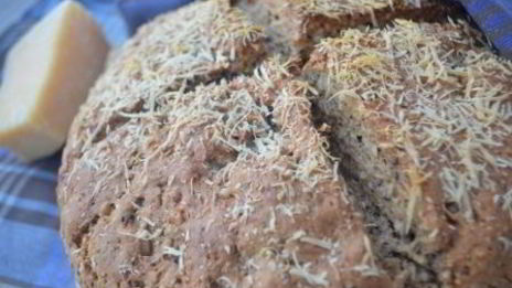 ирландский содовый хлеб с пармезаном и грецкими орехами