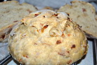 Хлеб из пшенично-ржаного теста с беконом и луком