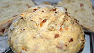 Хлеб из пшенично-ржаного теста с беконом и луком