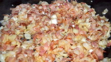 хлеб из пшенично-ржаного теста с беконом и луком