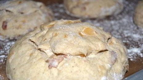 хлеб из пшенично-ржаного теста с беконом и луком