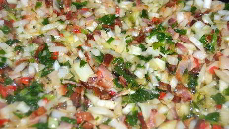 хлеб из пшенично-ржаного теста с беконом и луком