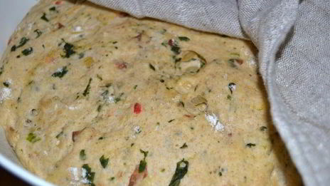 хлеб из пшенично-ржаного теста с беконом и луком