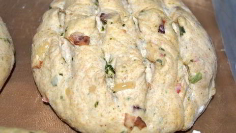 хлеб из пшенично-ржаного теста с беконом и луком