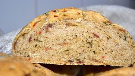 хлеб из пшенично-ржаного теста с беконом и луком