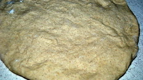 хлеб из пшенично-ржаного теста с беконом и луком