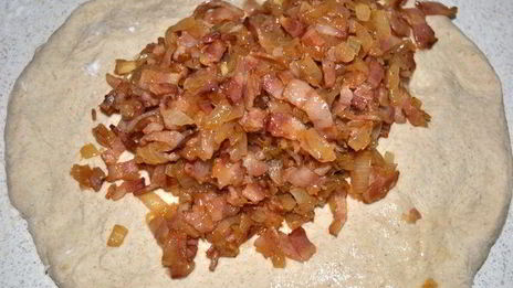 хлеб из пшенично-ржаного теста с беконом и луком