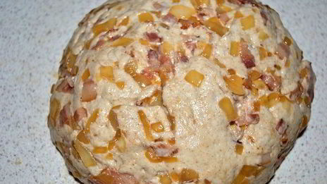 хлеб из пшенично-ржаного теста с беконом и луком