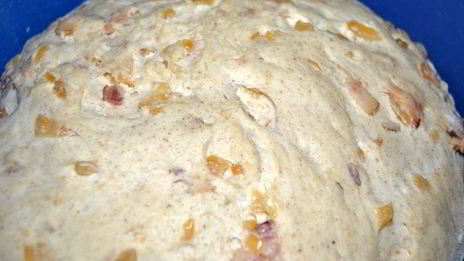 хлеб из пшенично-ржаного теста с беконом и луком