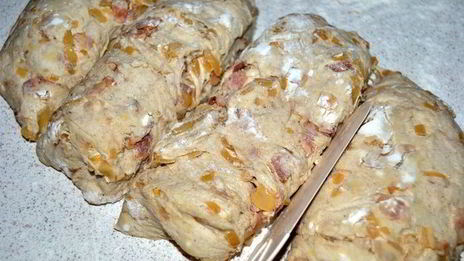 хлеб из пшенично-ржаного теста с беконом и луком