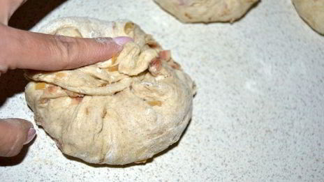 хлеб из пшенично-ржаного теста с беконом и луком