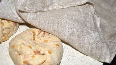 хлеб из пшенично-ржаного теста с беконом и луком