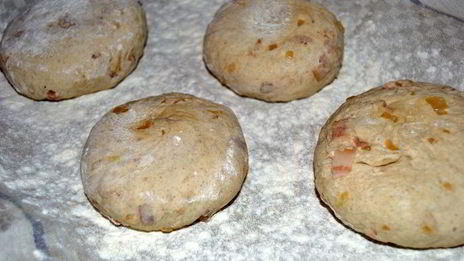 хлеб из пшенично-ржаного теста с беконом и луком