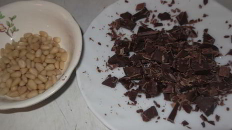 хлеб с шоколадом и кедровым орехом