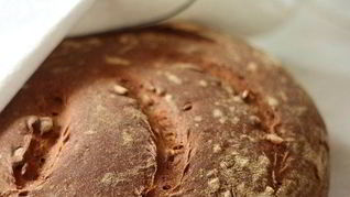 Хлеб со смешанной мукой и семечками на ржаной закваске