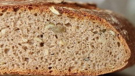хлеб со смешанной мукой и семечками на ржаной закваске