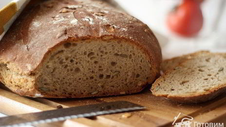 хлеб со смешанной мукой и семечками на ржаной закваске