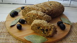 Ржаной хлеб с маслинами и прованскими травами