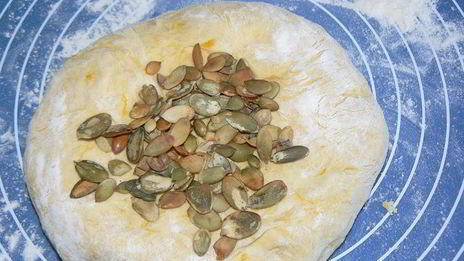 тыквенный хлеб с тыквенными семечками