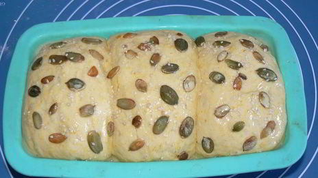 тыквенный хлеб с тыквенными семечками