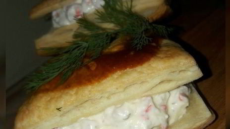 хрустящие слойки с крабово-творожным кремом