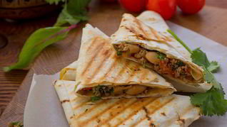 Конвертики с мясом и фасолью в лаваше