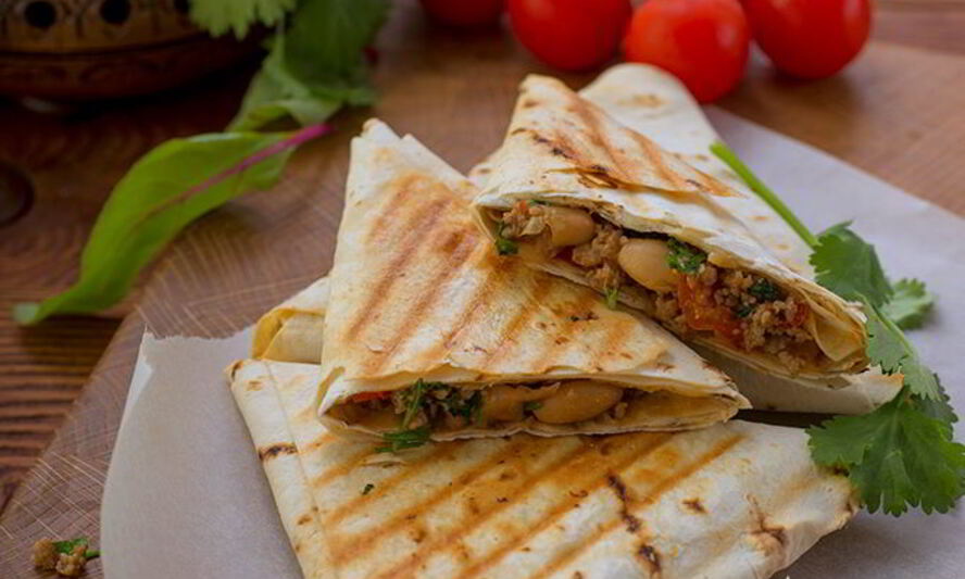 Рецепт конвертиков с мясом и фасолью в лаваше