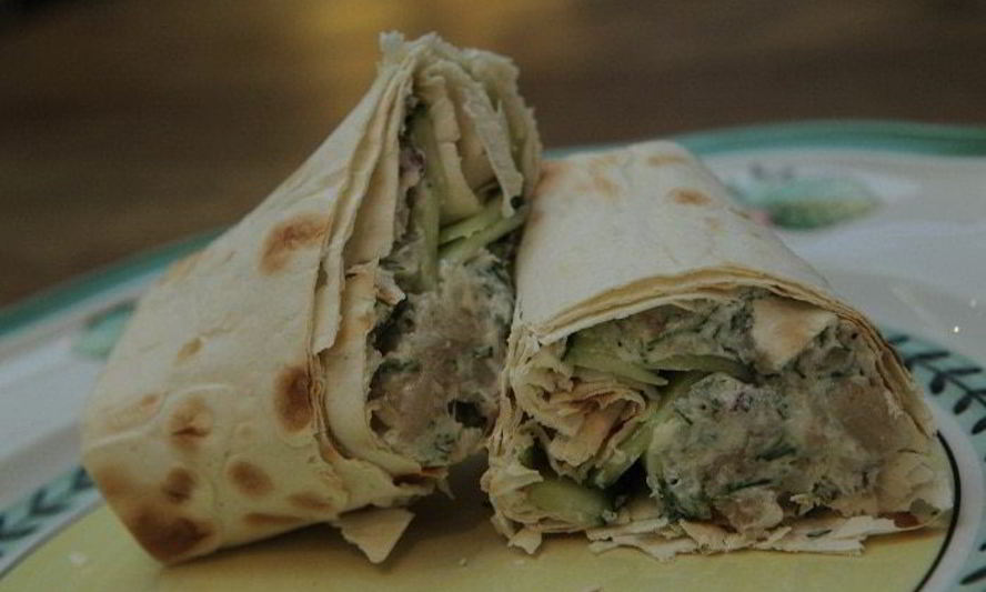 Рецепт лаваша с копченой скумбрией, огурцом и хреном