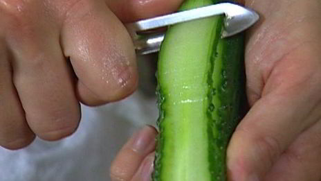 лаваш с копченой скумбрией, огурцом и хреном