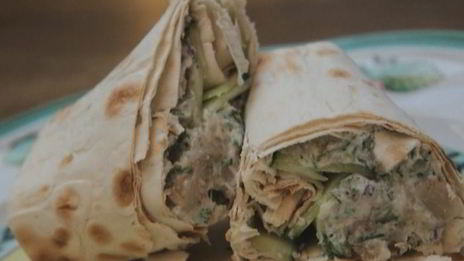 лаваш с копченой скумбрией, огурцом и хреном