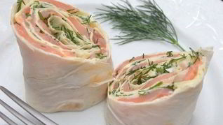 Лаваш с сыром, и семгой, и зеленью