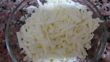 лаваш с тунцом и шпинатом, запеченный в глиняной тарелке