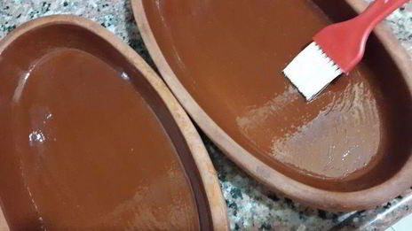 лаваш с тунцом и шпинатом, запеченный в глиняной тарелке