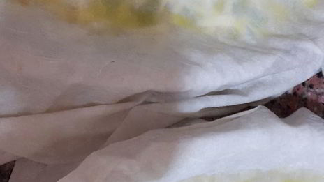 лаваш с тунцом и шпинатом, запеченный в глиняной тарелке