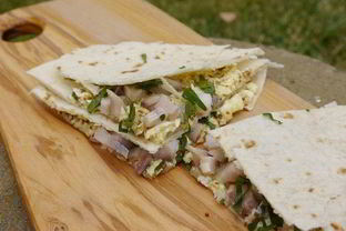 Лаваш с яйцом, селедкой и зеленью