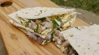 Лаваш с яйцом, селедкой и зеленью