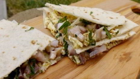 лаваш с яйцом, селедкой и зеленью