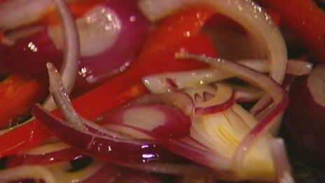 лаваш с жареными яйцами, сладким перцем и луком