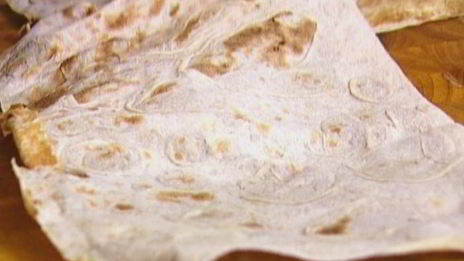 лаваш с жареными яйцами, сладким перцем и луком